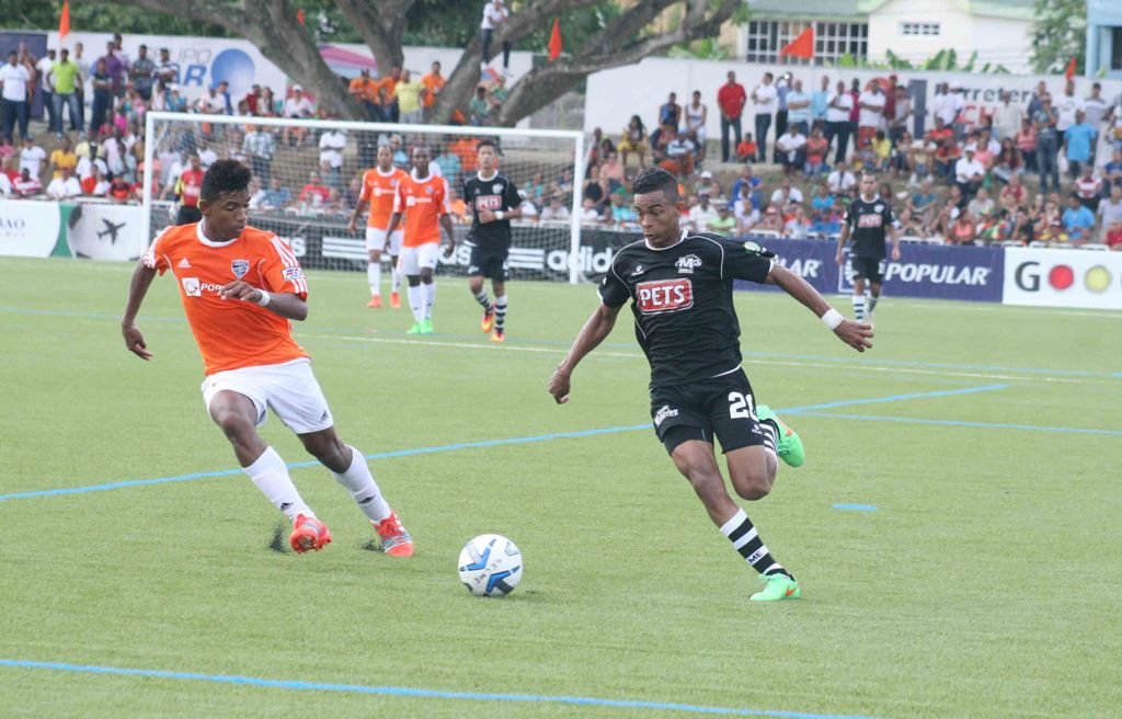 Ernesto Trinidad en una jugada en el clasico del cibao